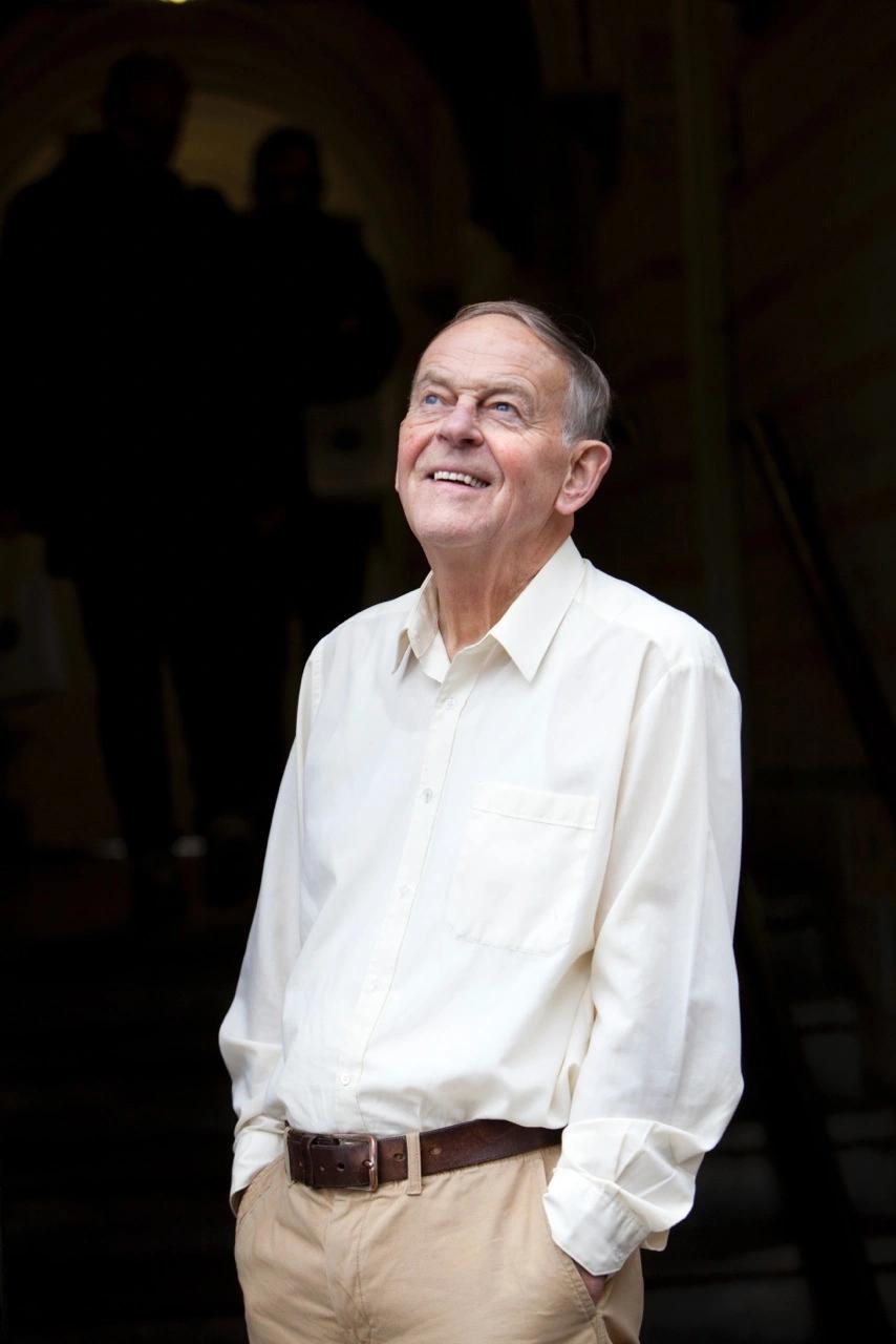 Auteur Paul Beers die gimlachend omhoog kijkt