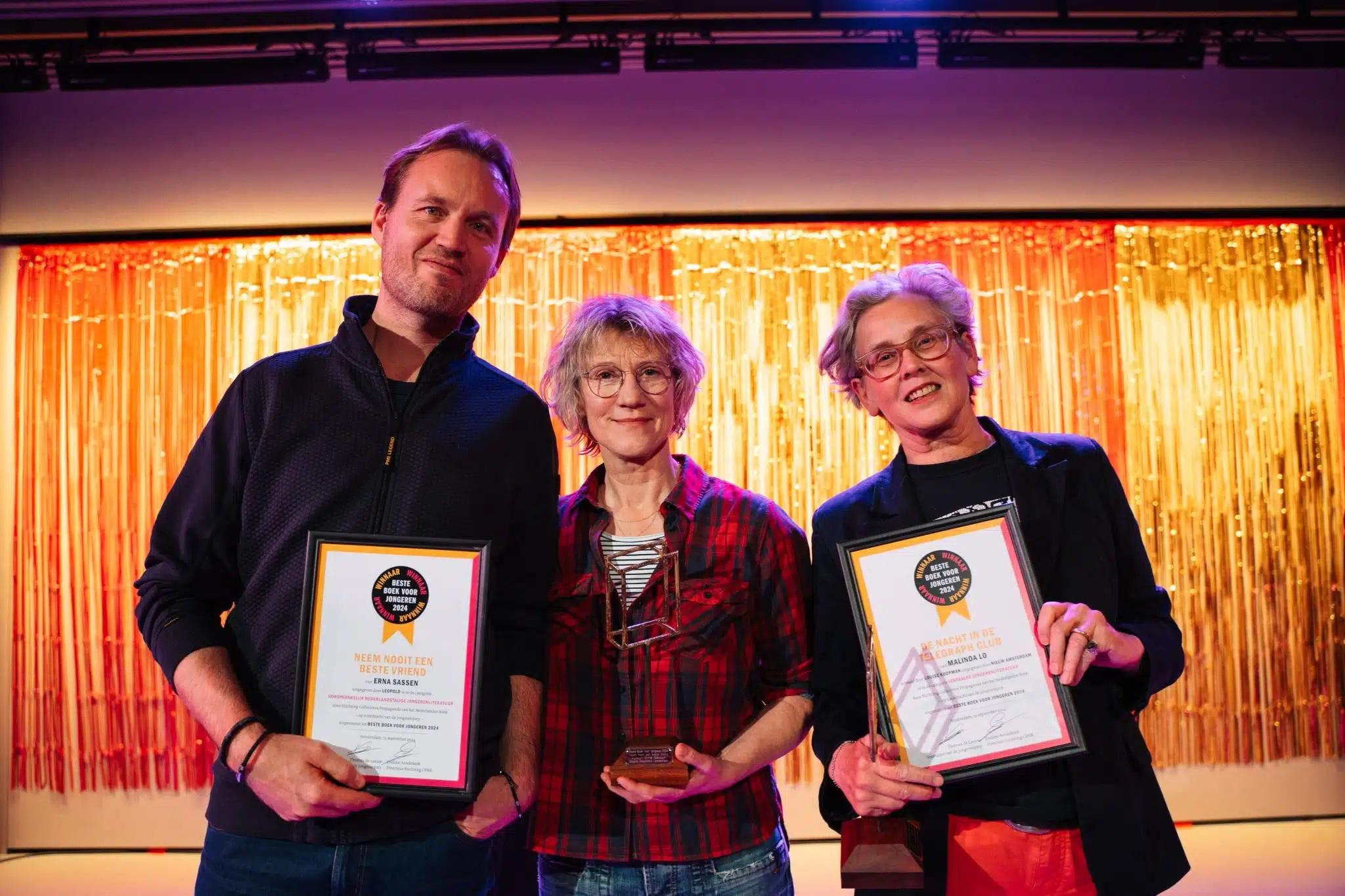 Martijn, Erna en Louise poseren lachend met prijzen
