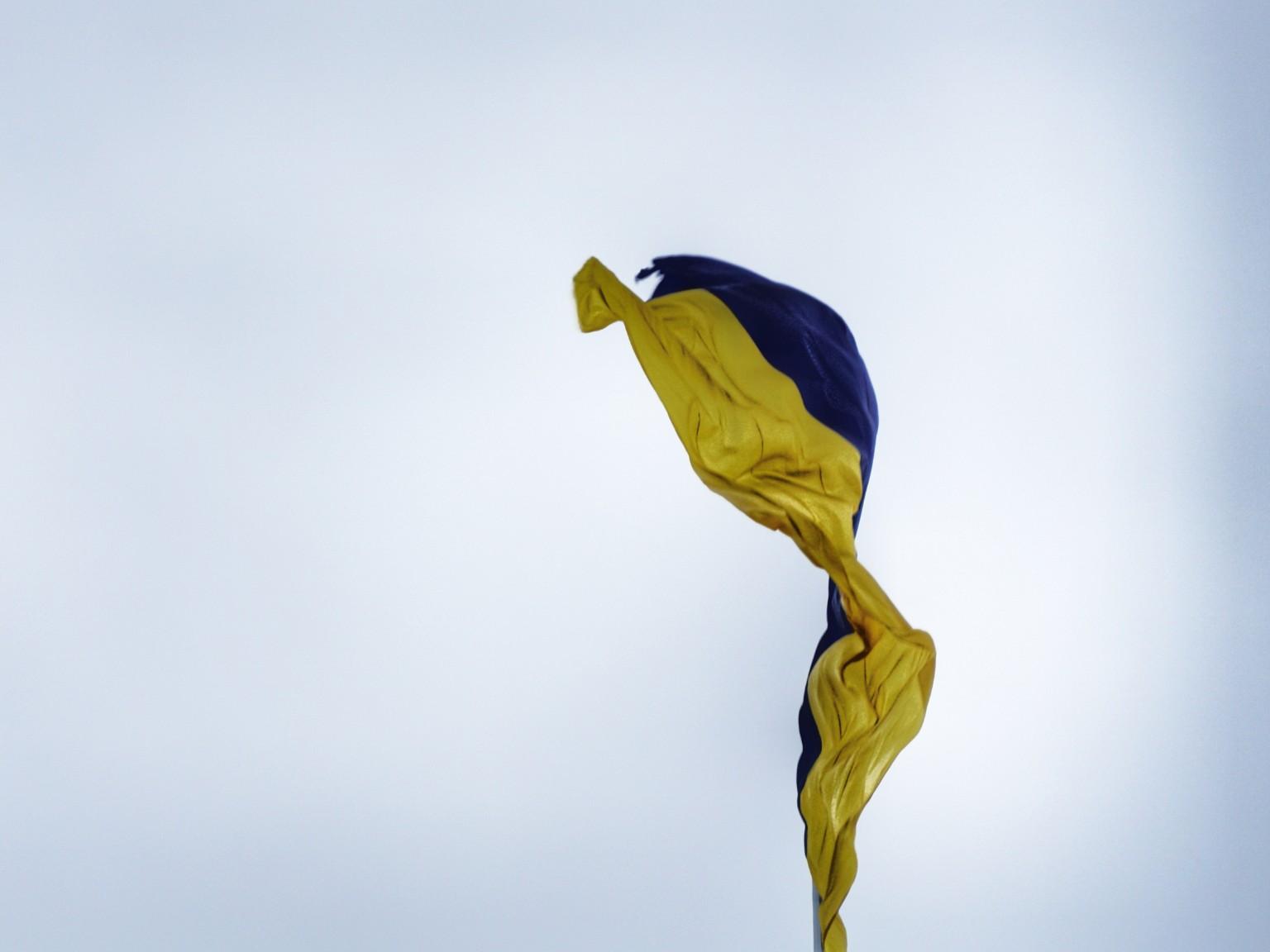 Een verfrommelde gele en blauwe doek