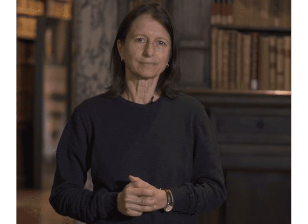 Laura Pignatti staat met haar handen gevouwen