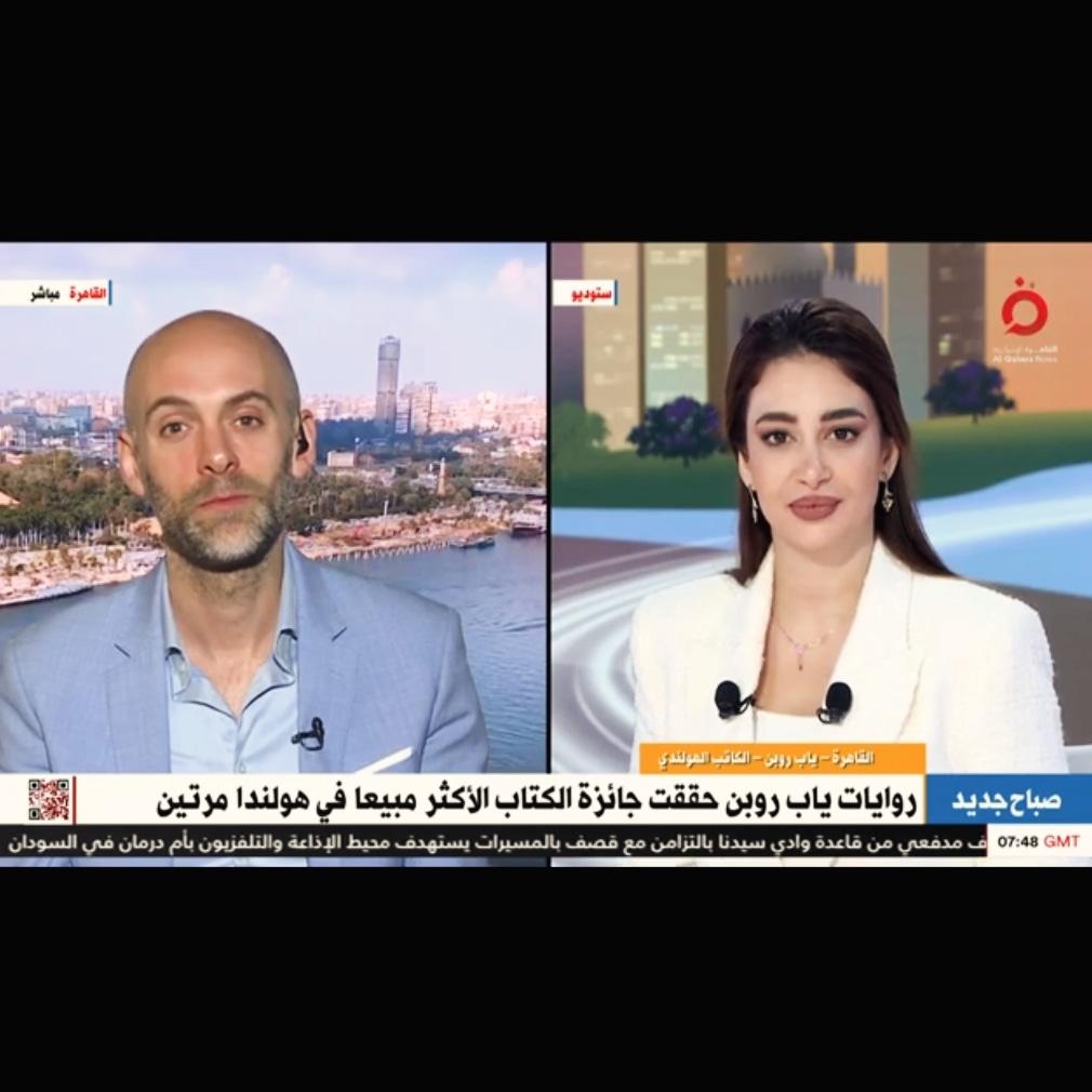Jaap Robben met interviewster op Arabische televisie