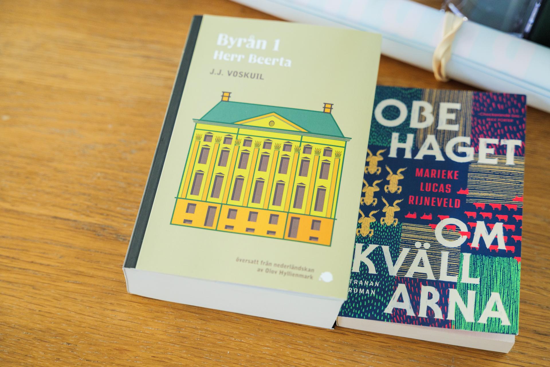 Twee boeken die op een tafel liggen