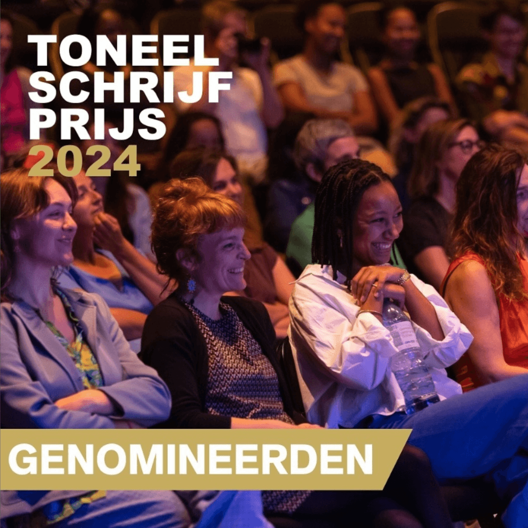 Lachende mensen in publiek, logo toneelschrijfprijs 2024 en woord 'genomineerden'