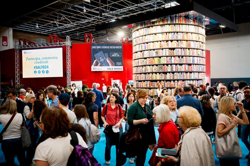 Mensenmenigte op boekenbeurs