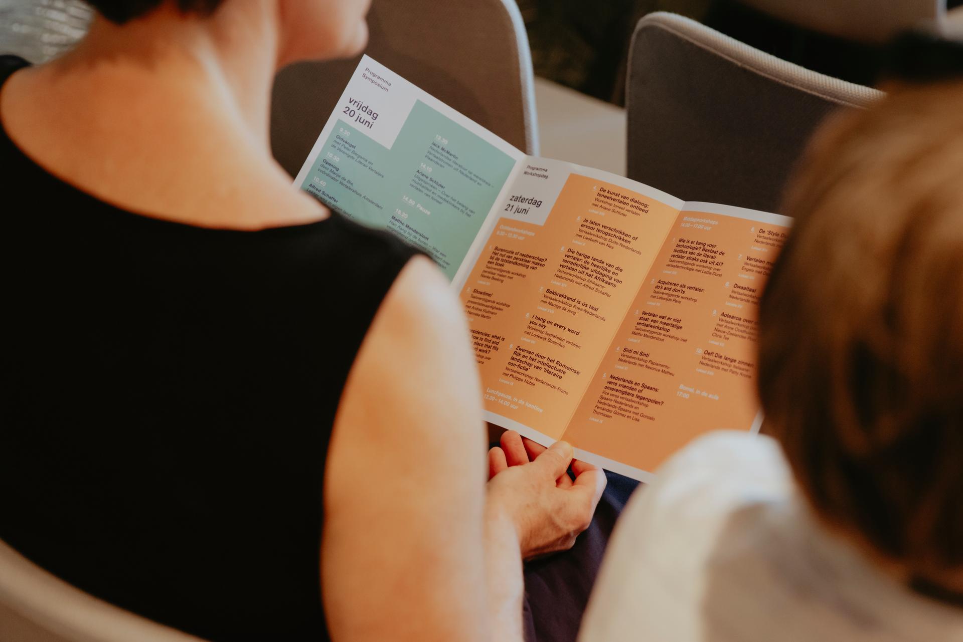 Vrouw bekijkt programmaboekje